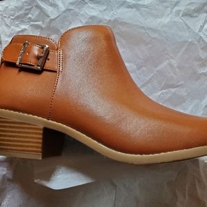 Women's Vionic leather ankle boots